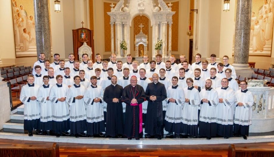 Seminaristas de Kansas, con su obispo.