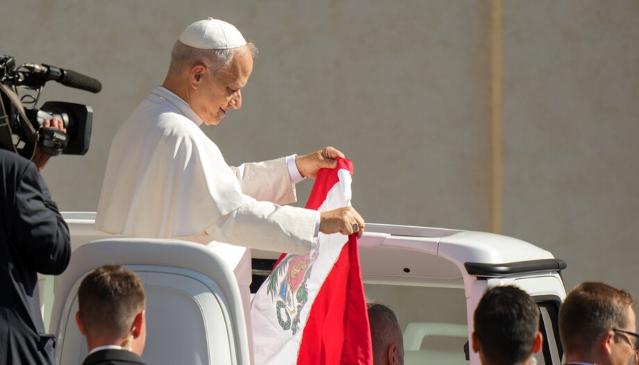El papa León XIV sostiene una bandera peruana en la audiencia general semanal del 30 de julio de 2025.